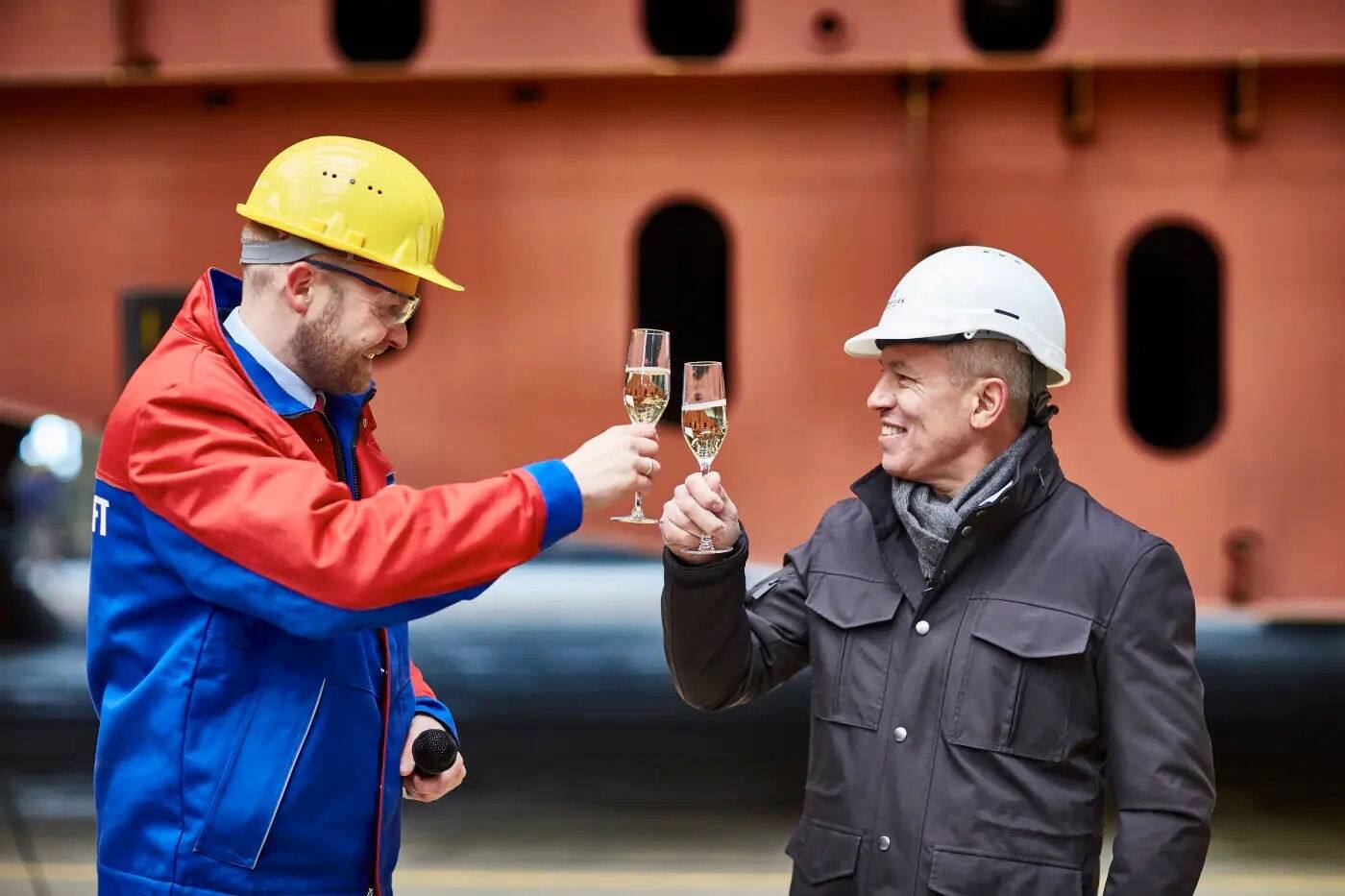 NCL-Lifestyle-Cruise-Encore-Champagne-Cheers