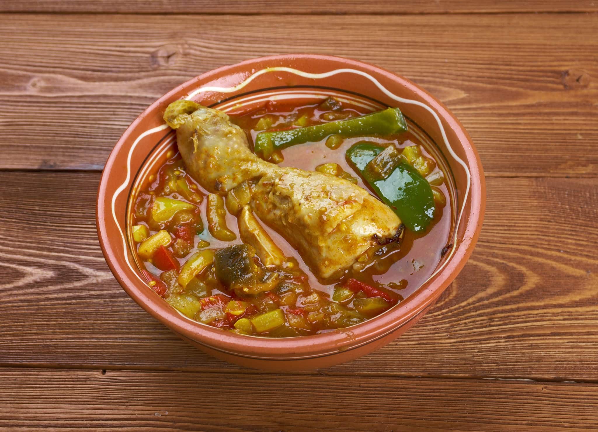 Muamba de galinha - typical dish of Angolan cuisine.in addition to chicken, palm oil, okra, chilli peppers, onions, squash and garlic.