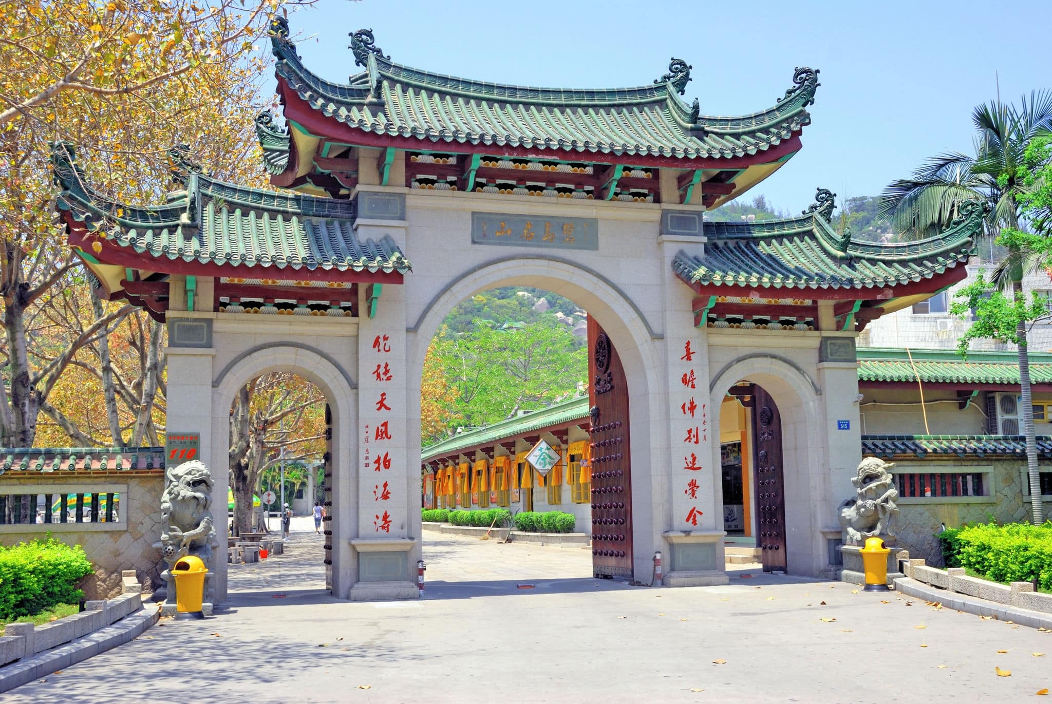 China Xiamen, old Nanputuo temple door