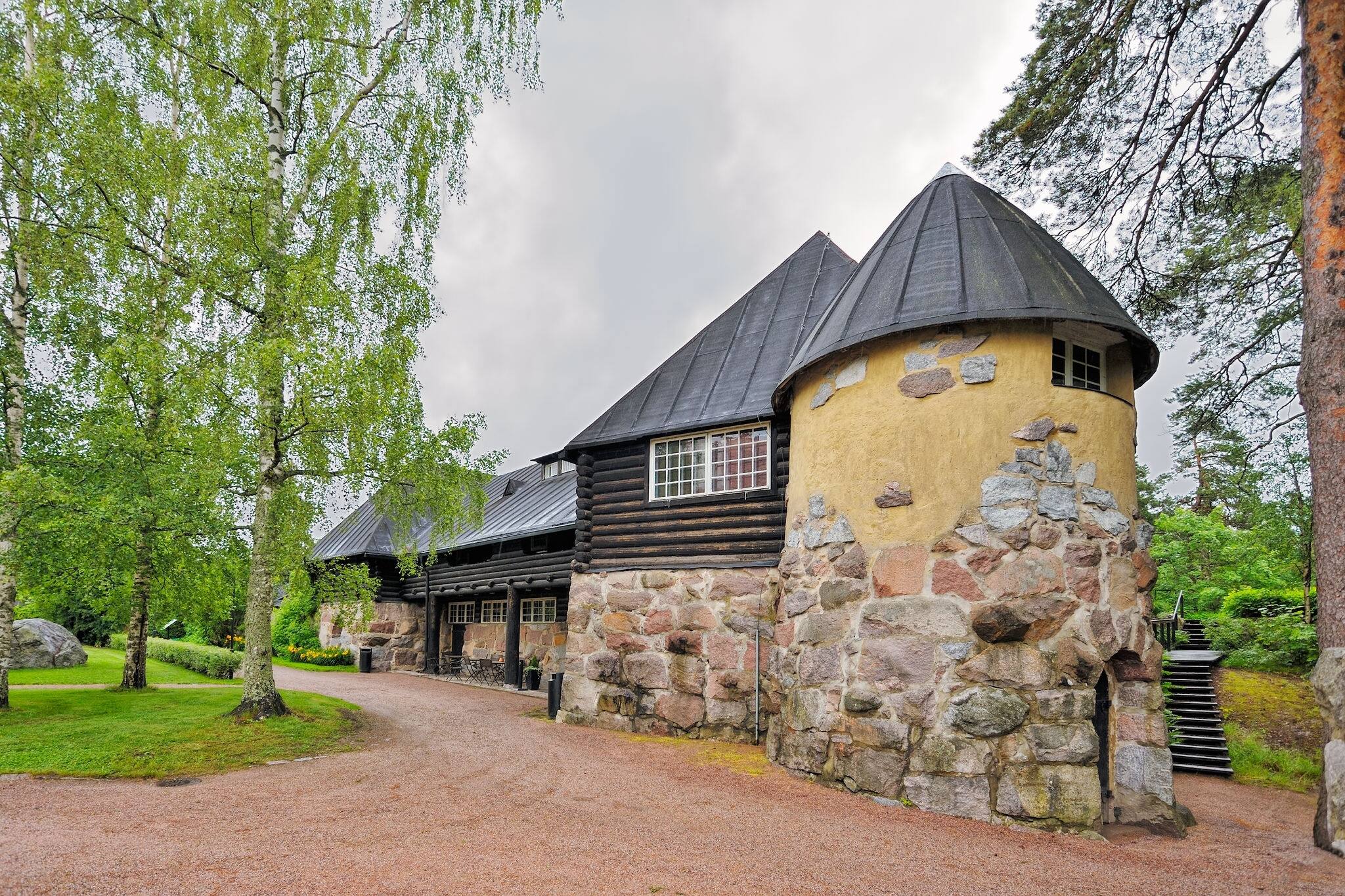Hvittrask was built  between 1901-1903 by architects Herman Gesellius, Armas Lindgren and Eliel Saarinen. The main building, designed in National Romantic style, built of logs and natural stone.