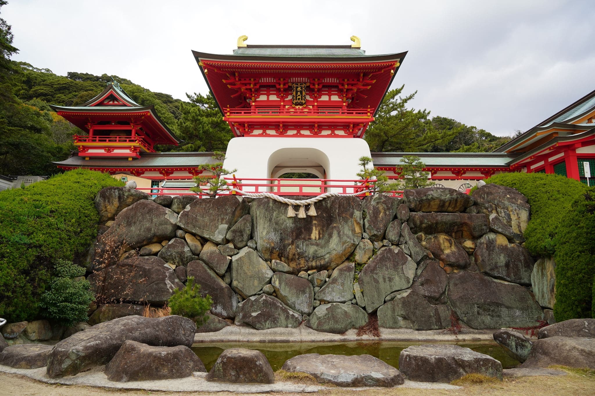 The Suitenmon Gate of Akama Shrine in Shimonoseki City, Yamaguchi Prefecture.  The Japanese text for the gate is "Suiten (God of Water) Gate".