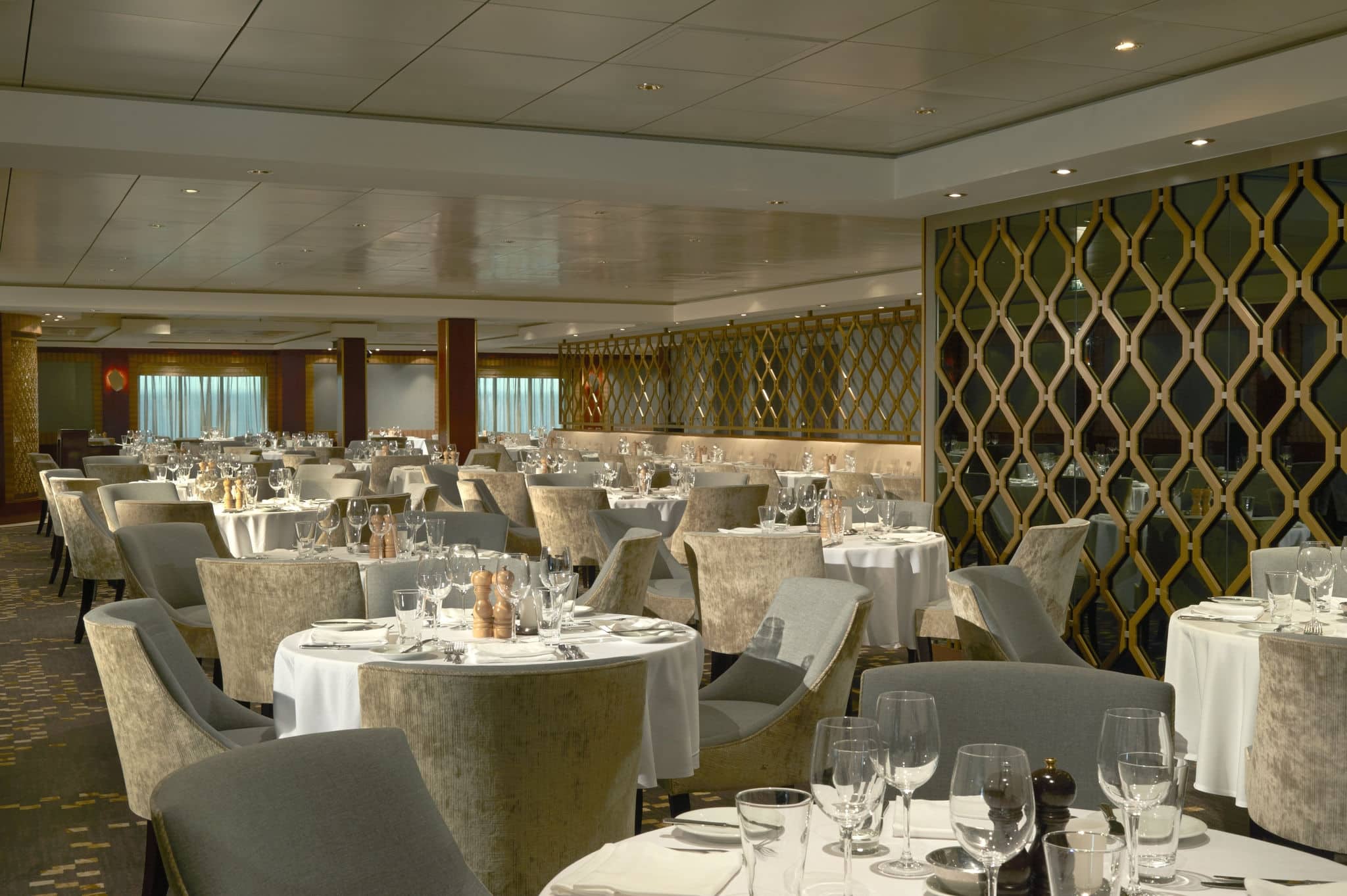NCL Gem Dining Magenta
