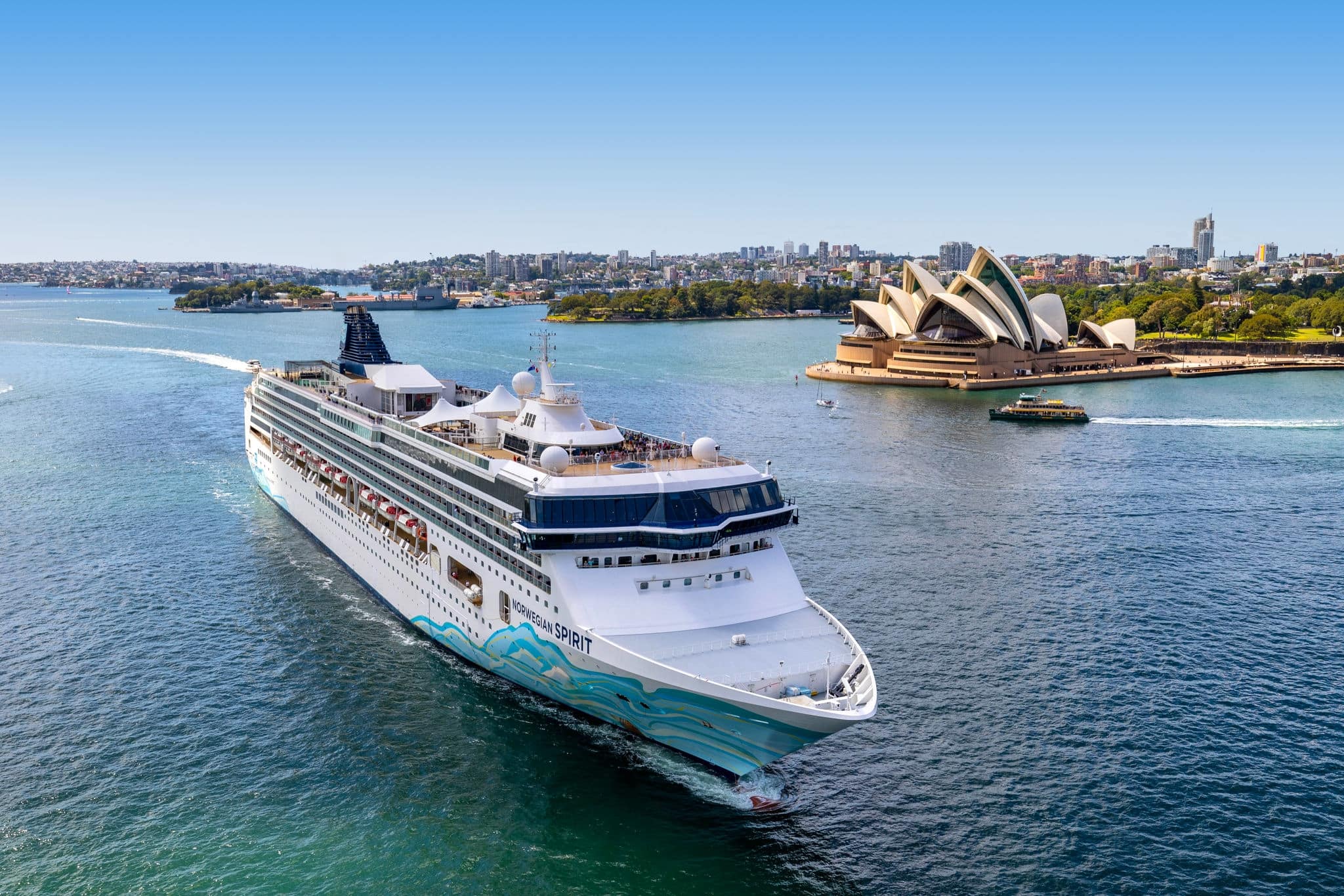 Norwegian Spirit in front of Sydney Opera House