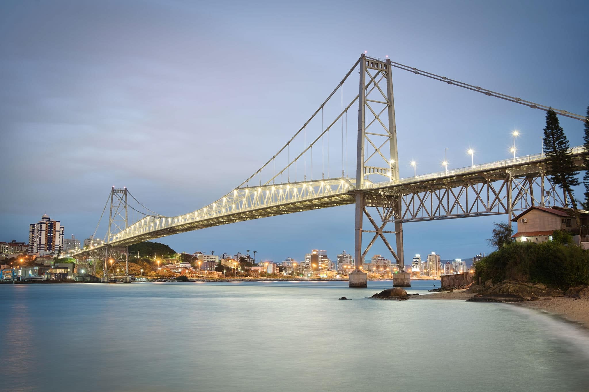 Photo of the Hercilio Luz Bridge in Florianopolis, Santa Catrina, Brazil