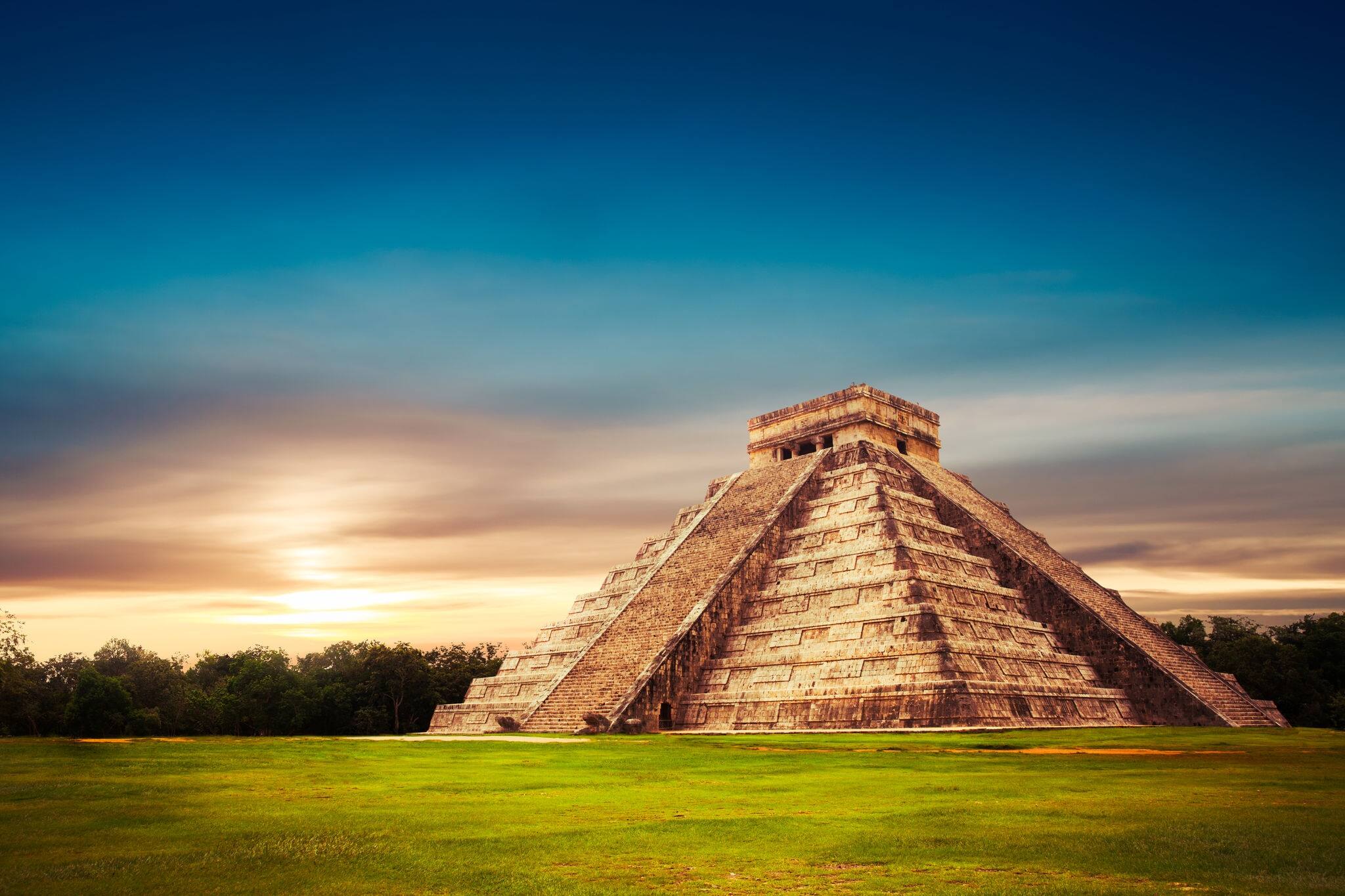 Temple of Kukulkan, pyramid in Chichen Itza, Yucatan, Mexico