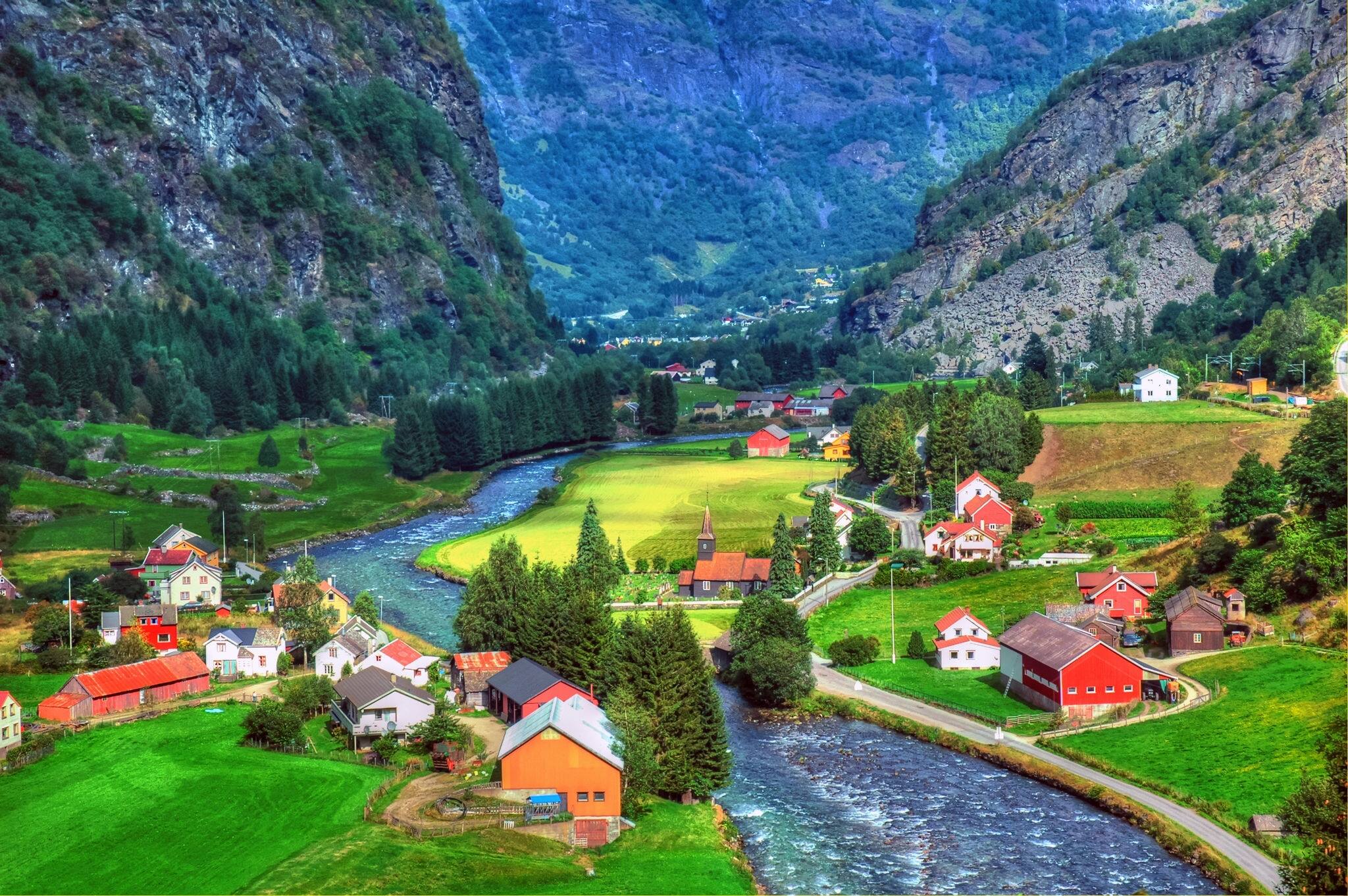 NCL-FLÅM-CRUISE-FAMOUSFOR-FJORDS.JPG Colorful HDR image of Flam -  A small village in a green background between the fjords in Norway