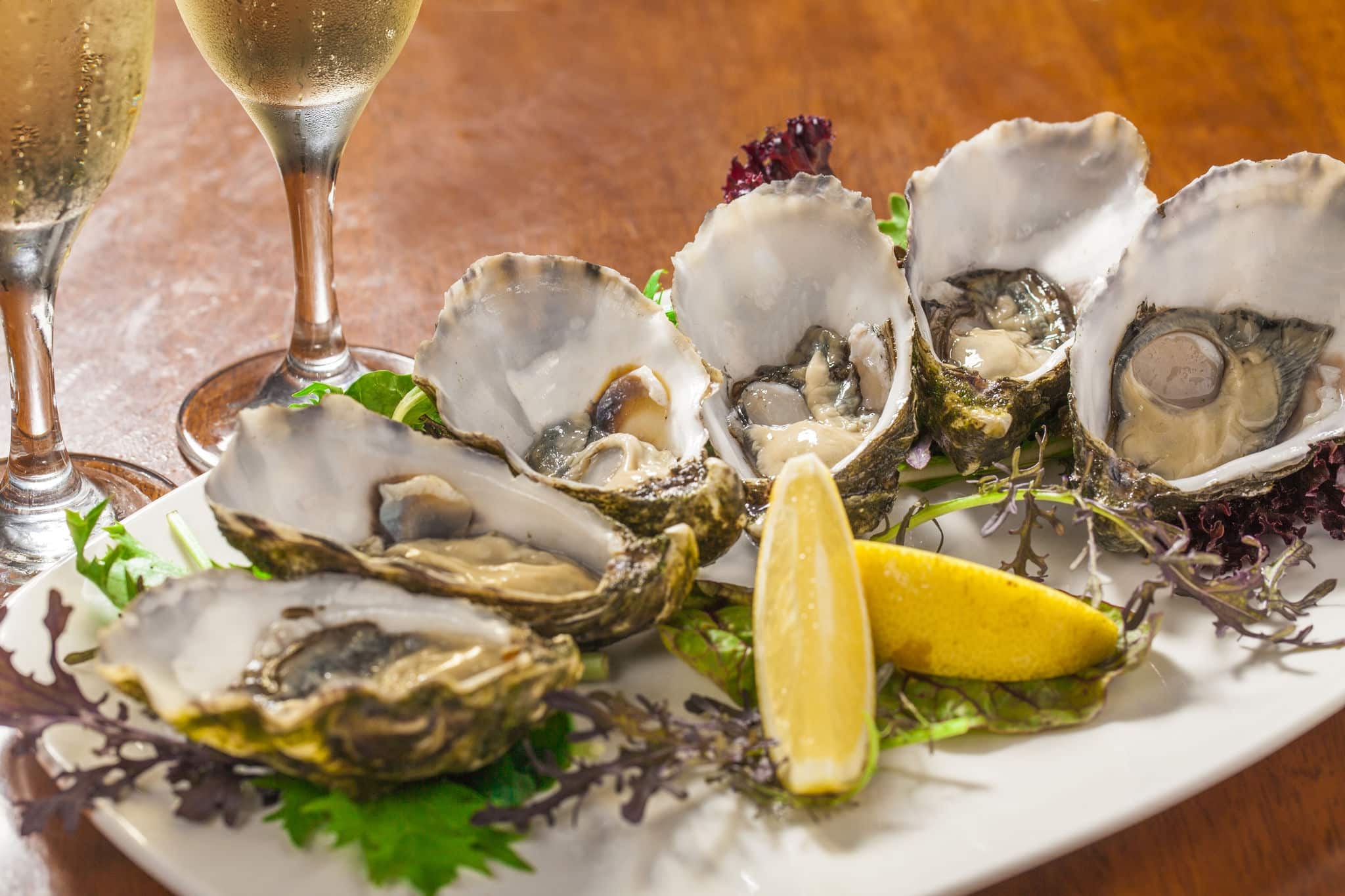 Fresh oysters with lemon wedge