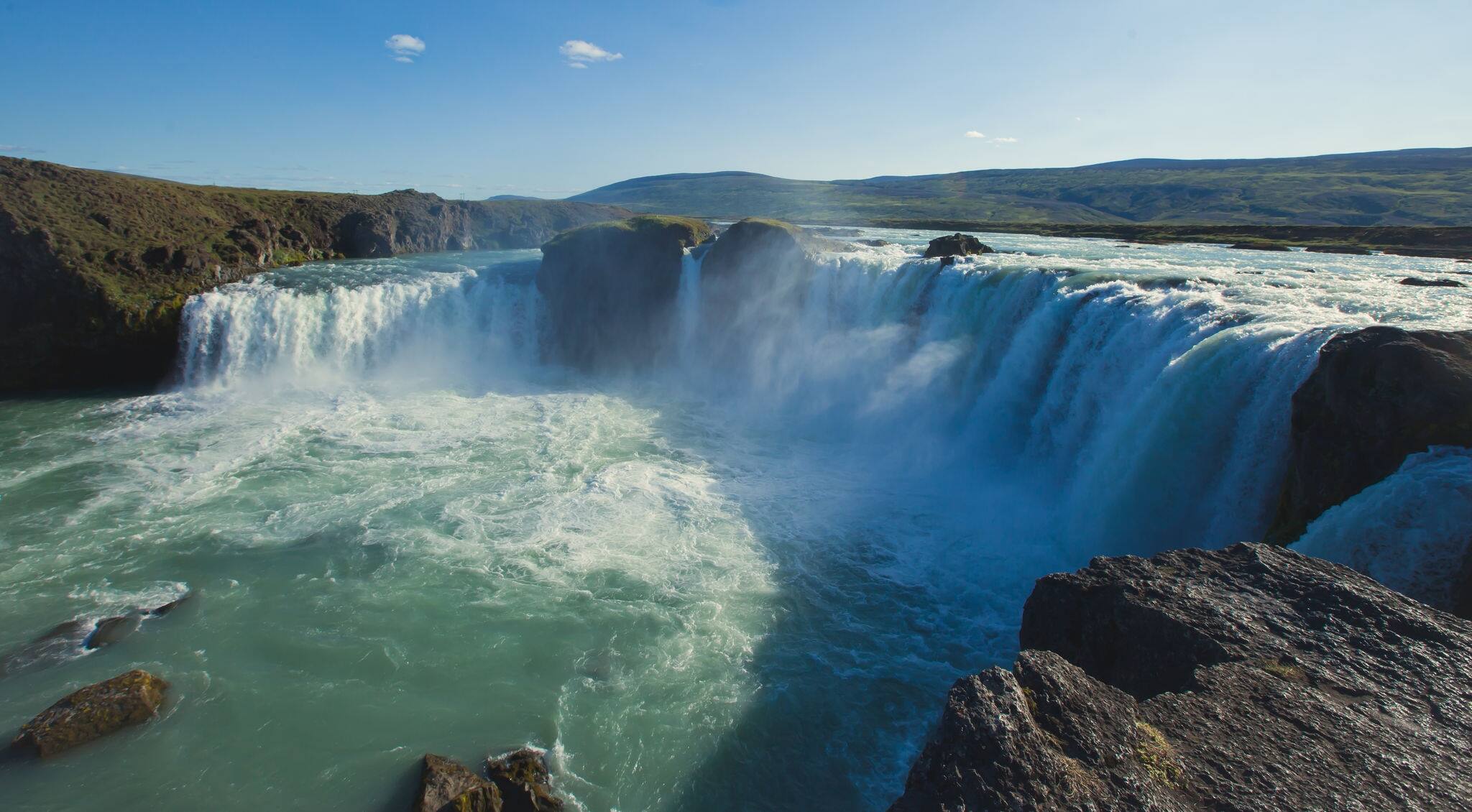 Beautifu vibrant summer panorama picture with a view on icelandic waterfall in iceland goddafoss gullfoss skogafoss skogarfoss dettifoss seljalandsfoss 
