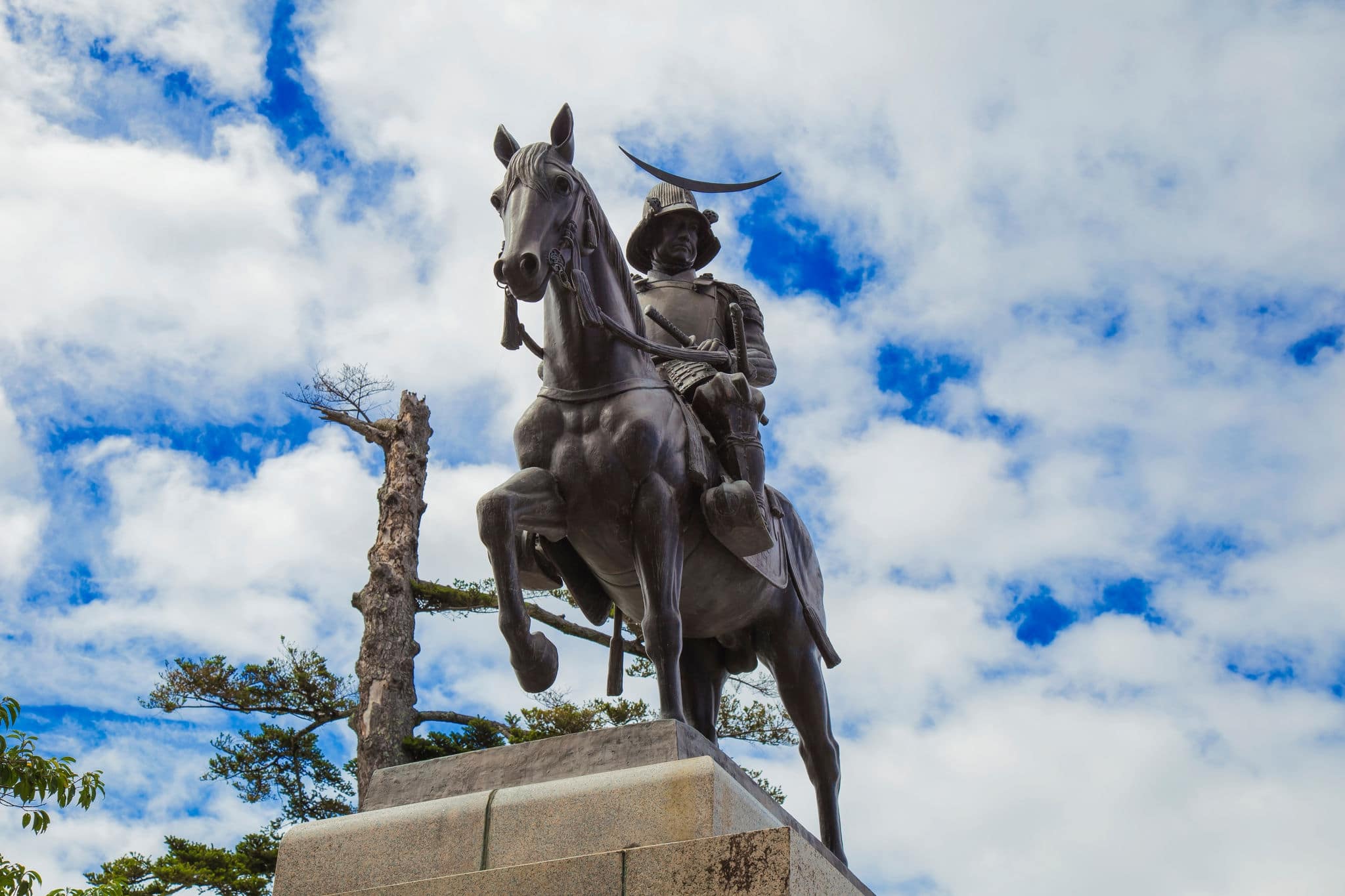 It is a statue of Japan 's captain "Masamune Date" in "Aoba Castle" of Sendai City, Miyagi prefecture. Please visit Sendai and visit.