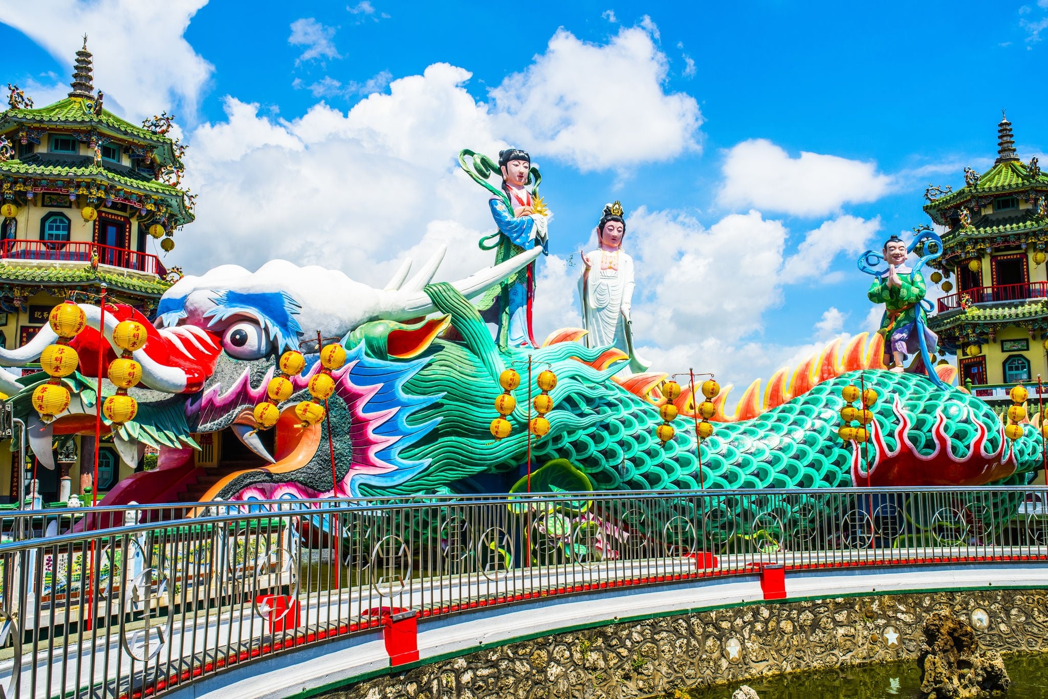 Kaohsiung - Taiwan: Kaohsiung's famous tourist attractions - Lotus Pond, many Chinese tourists to visit the area, of which the best known dragon towers,