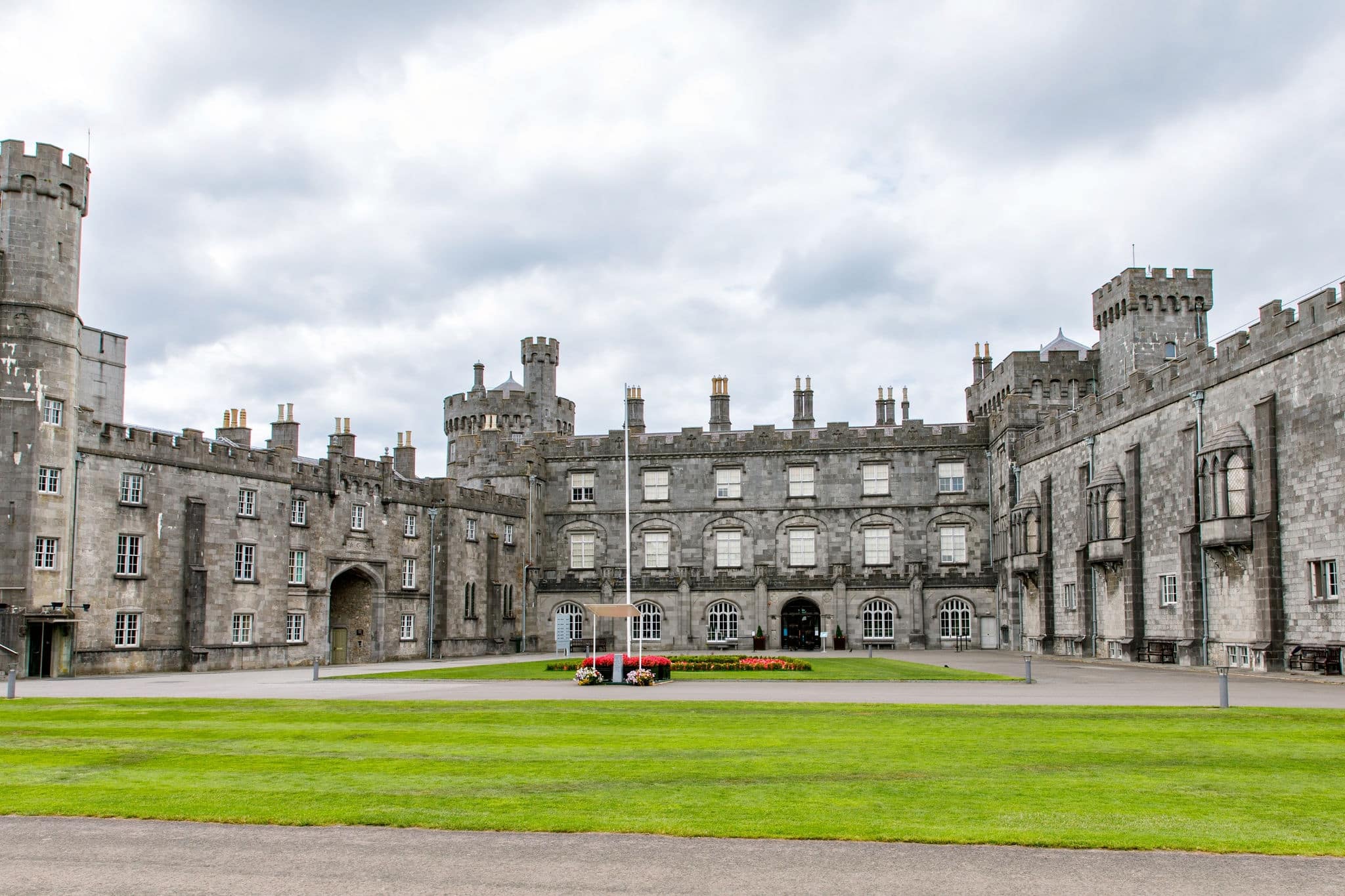Kilkenny Castle, Ireland. Caislean Chill Chainnig. A castle in Kilkenny, Ireland built in 1195 to control a fording-point of the River Nore