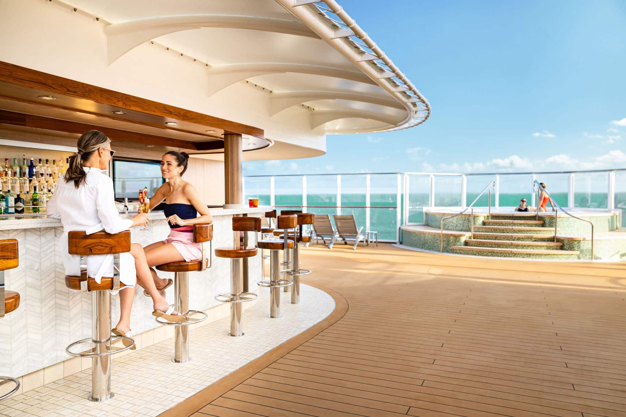 Friends enjoying Vibe Beach Club on Norwegian Viva