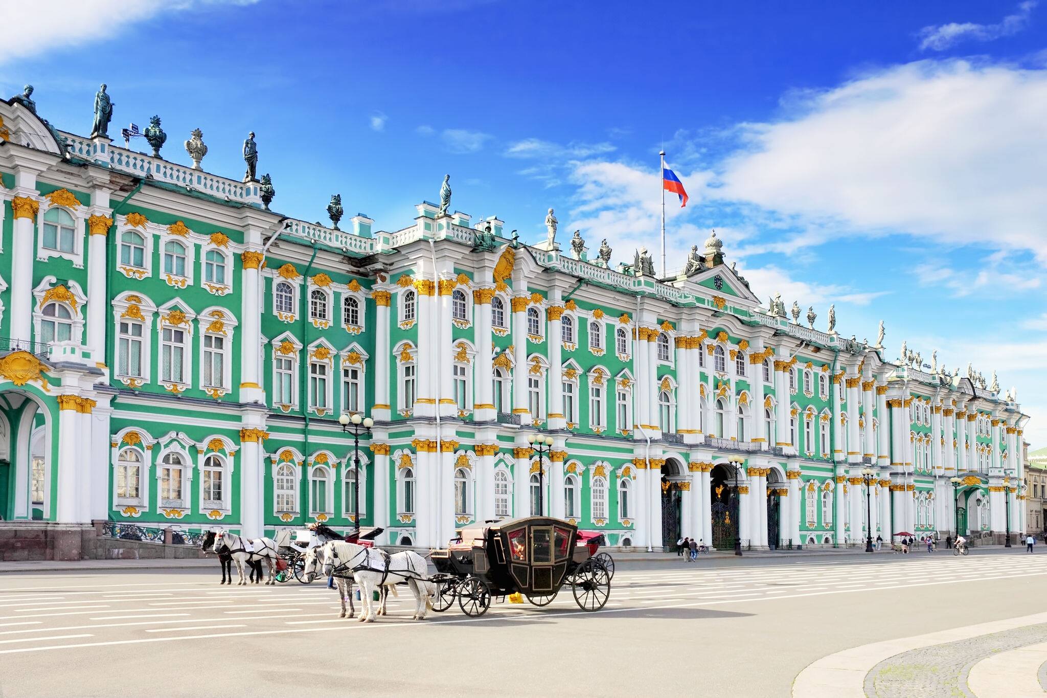 View Winter Palace square   in  Saint Petersburg.