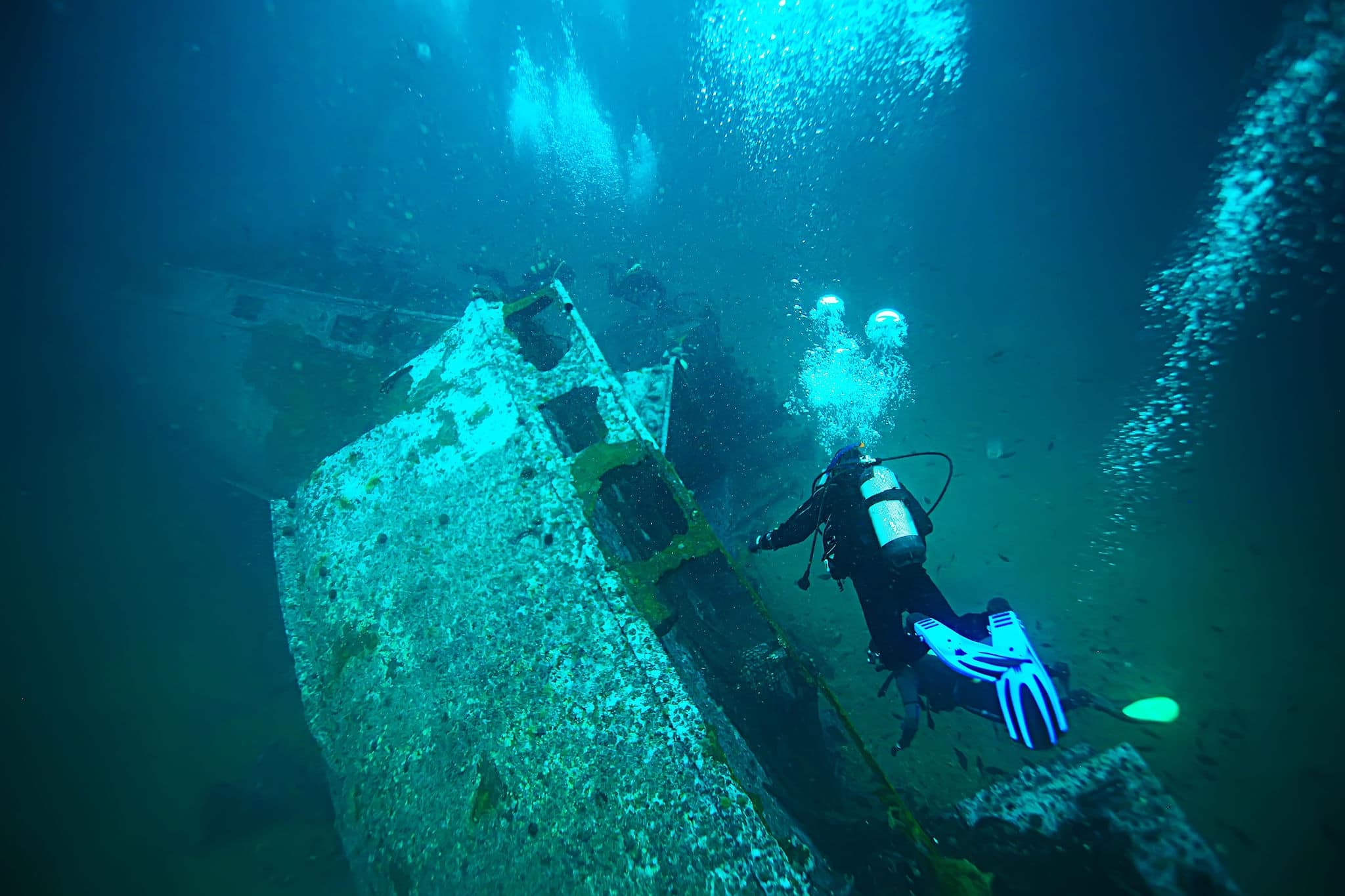 sunken plane diving, plane crash, incident, search under water, crash, divers