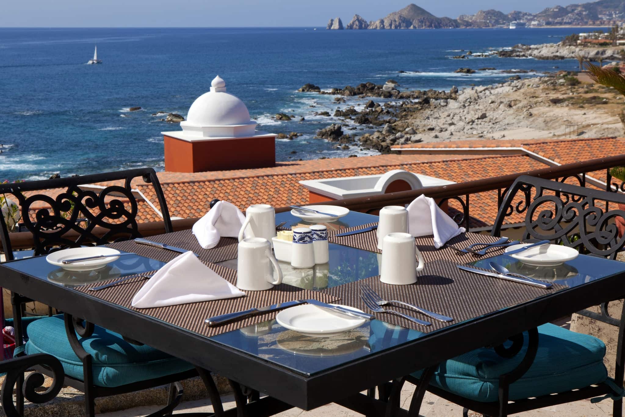 Dining tables with a great view of the Cabo San Lucas and Lands End in the far background