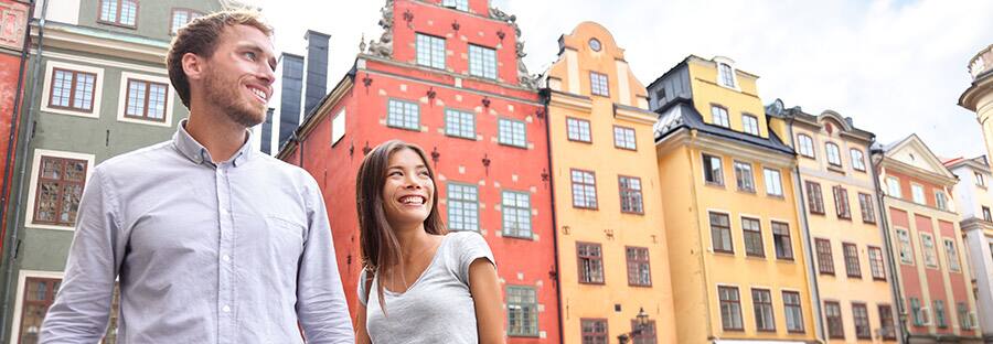 Una pareja se toma de la mano mientras explora en un crucero por el Báltico