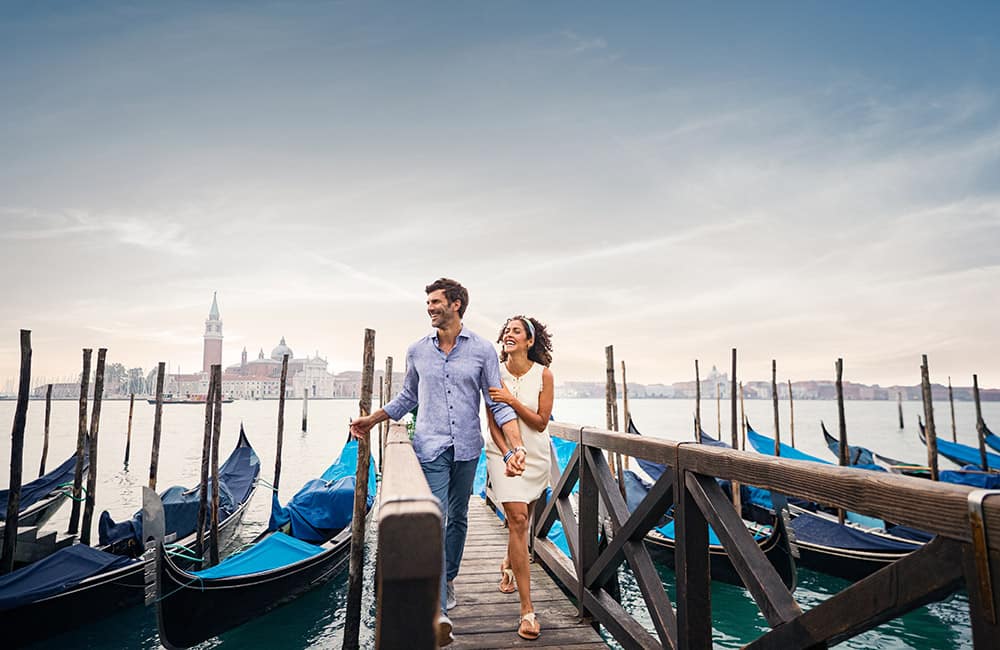 Pasea por The Waterfront en los puertos de Venecia