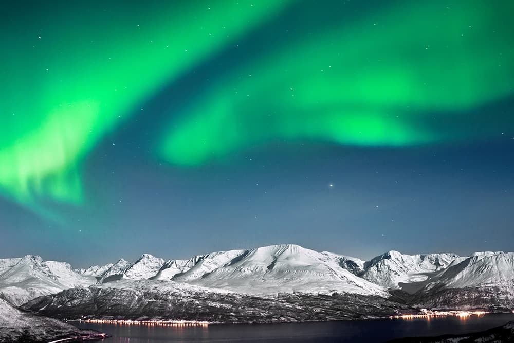 Aurora sobre los fiordos cerca del círculo ártico