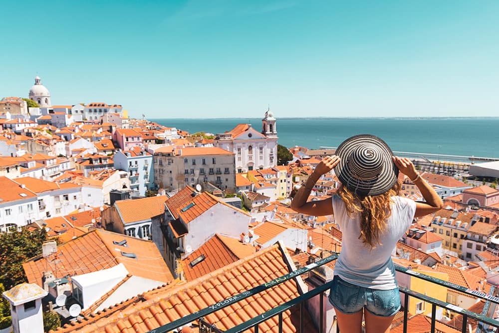 Tourist genießt die Aussicht in Lissabon, Portugal