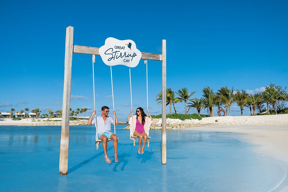 Touristen auf einer Schaukel auf Great Stirrup Cay