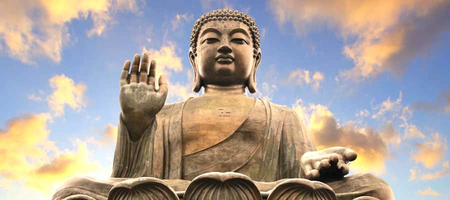 Riesiger Buddha auf einer Asienkreuzfahrt