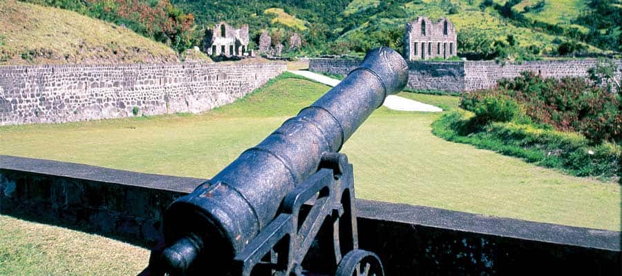 Antiguo cañón en tu crucero por Basseterre