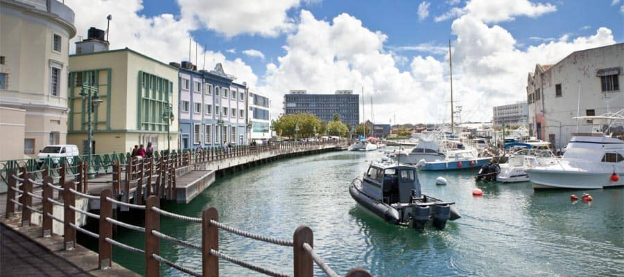 Pasea por el muelle en el centro de la ciudad en tu crucero por el Caribe desde Barbados