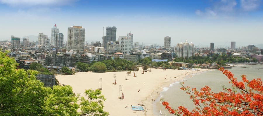 ムンバイクルーズで見るインド、ムンバイ市のビーチの眺め