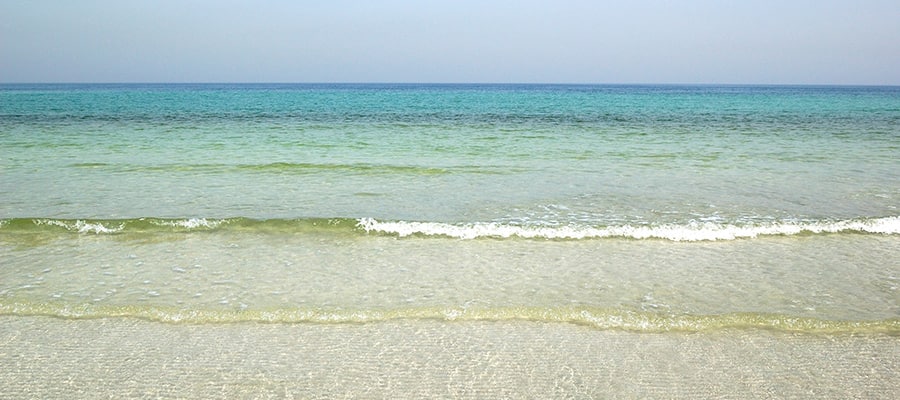 Beach and turquoise water on Fujairah Cruises