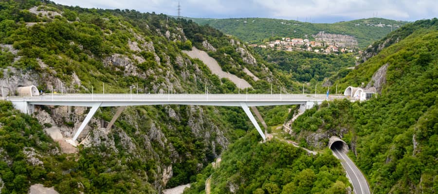 A ponte Rječina se estende sobre uma ravina e tem cerca de 100 metros de altura.