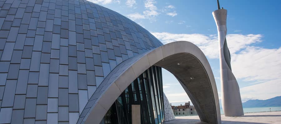 Visite as cúpulas futuristas da Mesquita de Rijeka.