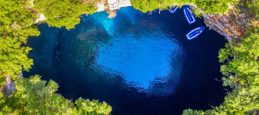 ボートで、洞窟の中にある深い青色の水をたたえたメリッサーニ湖へ。