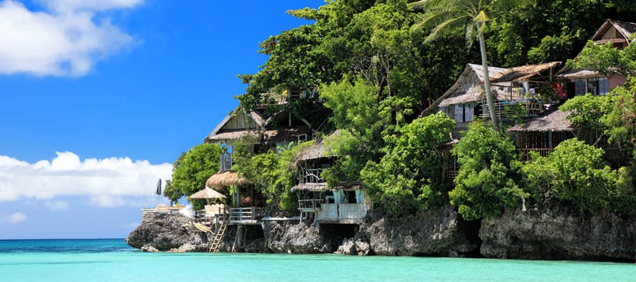 Relájate en el agua en los numerosos complejos turísticos, bares y restaurantes de la isla.