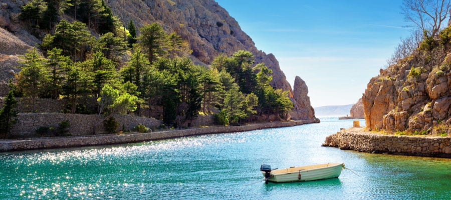 Naviguez dans la pittoresque baie de Zavratnica dans la mer Adriatique.