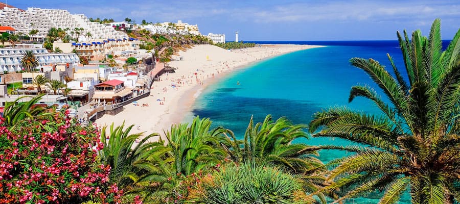 Entspannen Sie sich am weichen Sandstrand von Playa de Morro Jable und genießen Sie das türkisfarbene Wasser.