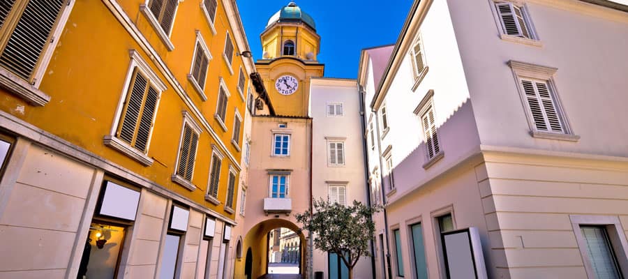 Découvrez la tour d'horloge baroque de la rue Korzo, connue pour sa couleur d'un jaune