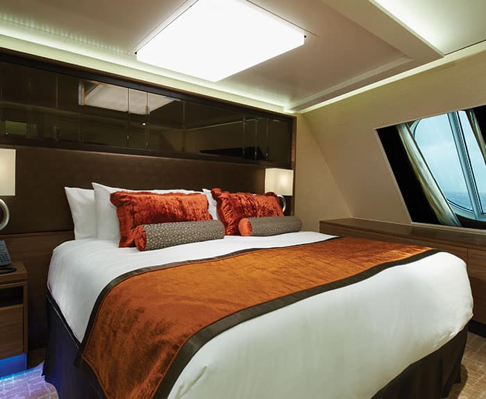 ノルウェージャンクルーズライン　ザ・ヘブン　船首に面したたペントハウス　寝室　The Haven's Forward-Facing Penthouse Bedroom on Norwegian Escape