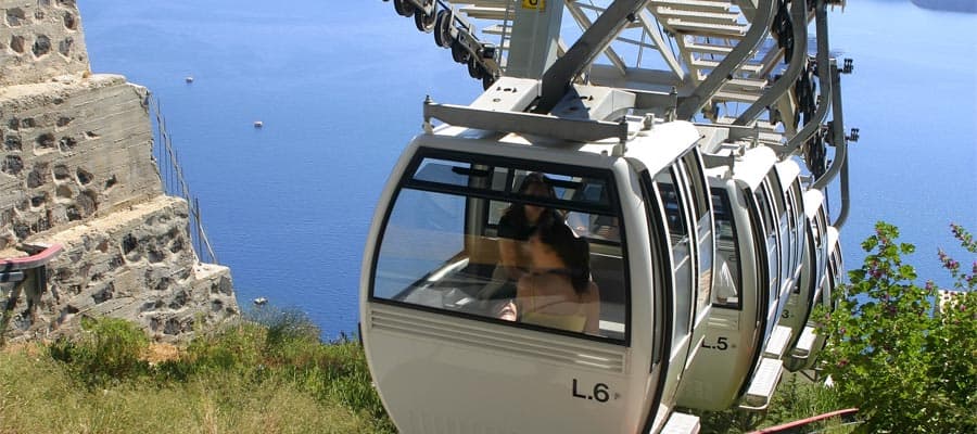 Montez en téléphérique lors d'une croisière à Santorin