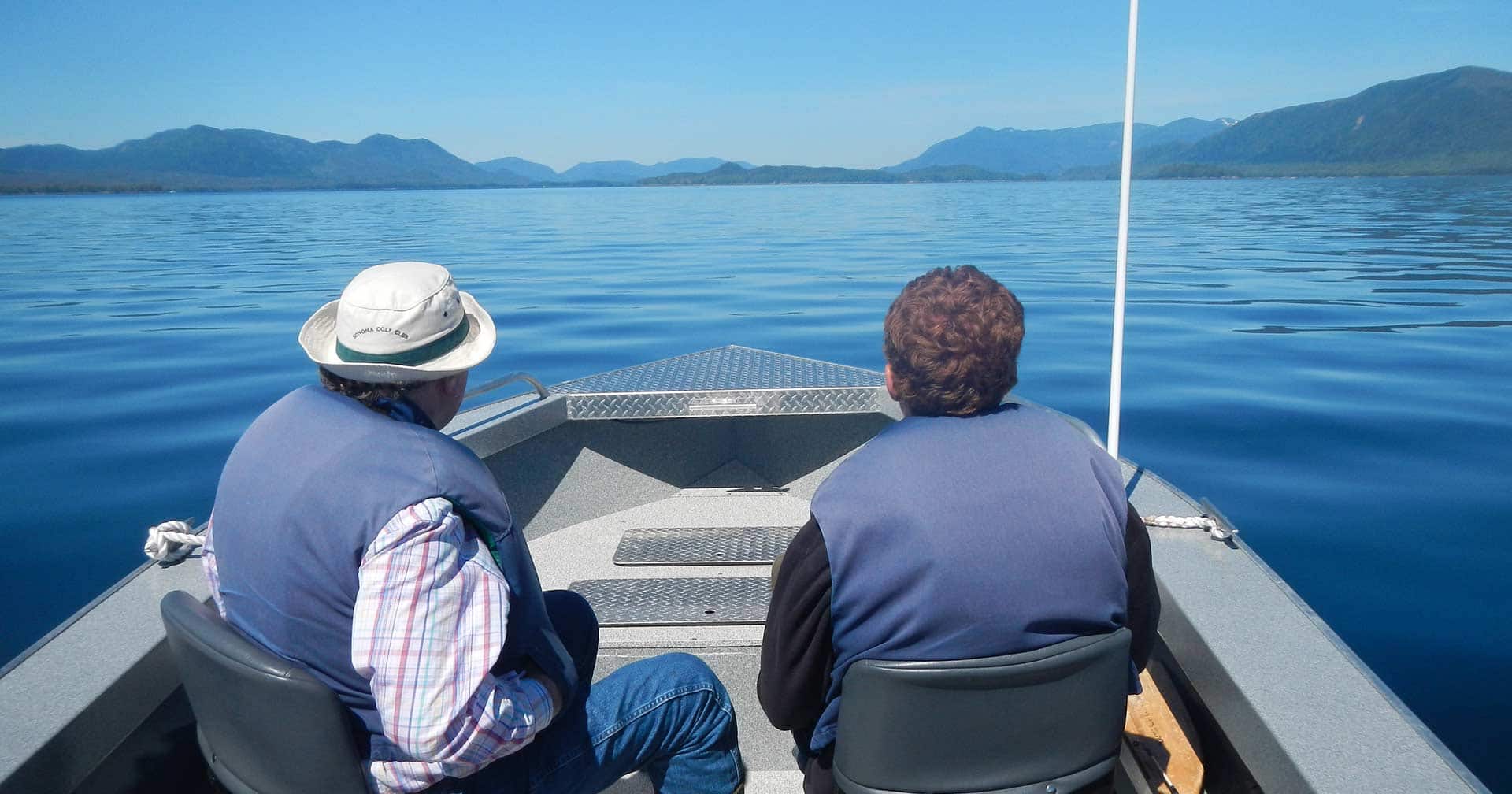 Pesca y cena en la naturaleza en Alaska