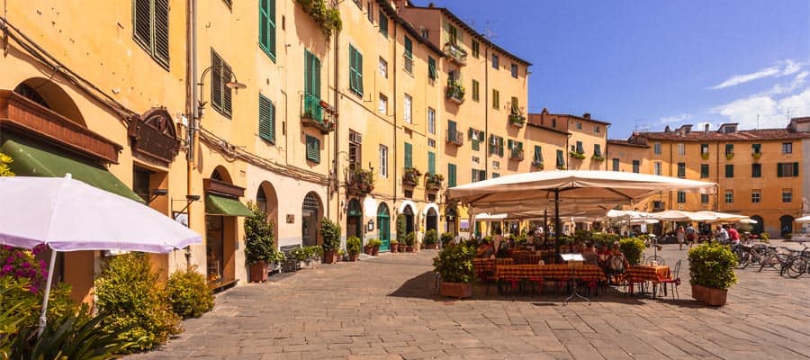 Plaza ovalada en la ciudad en Italia