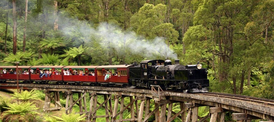 Un vieux train à vapeur lors d'une croisière à Melbourne