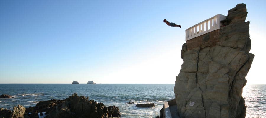 Cliff diving a Mazatlan