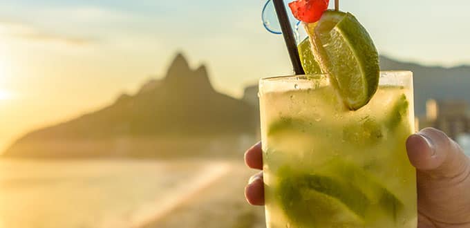 Genießen Sie einen Caipirinha, den Nationalcocktail Brasiliens