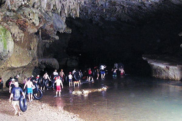 גלישה באבובים במערות בשייט לבליז