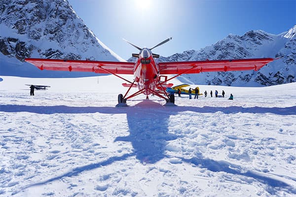 Wasserflugzeug, das sich auf eine Alaska-Besichtigungstour vorbereitet