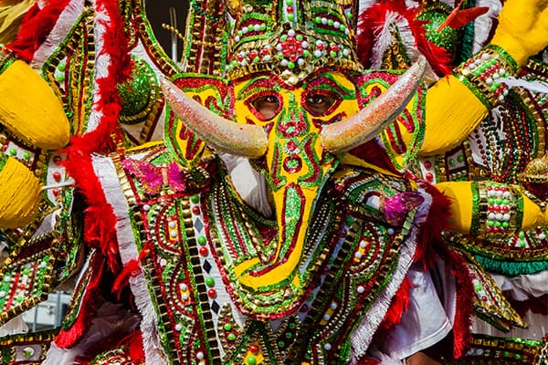 Máscaras coloridas en Junkanoo