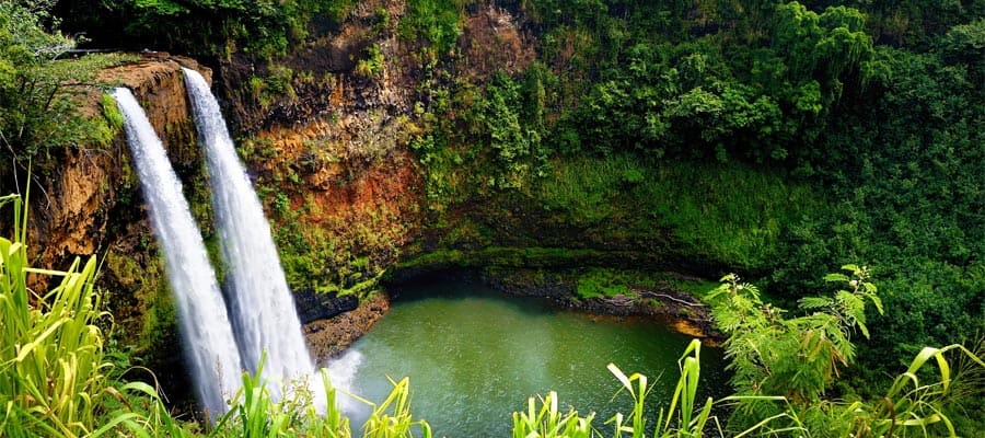 Una bellissima cascata durante una crociera alle Hawaii