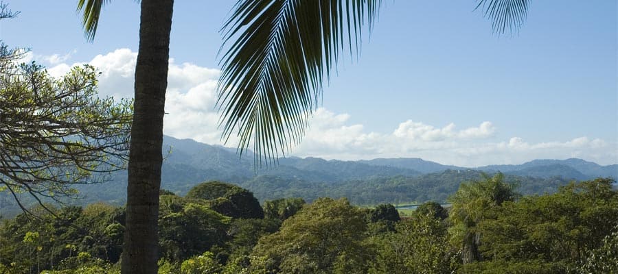 Landschaft um Tarcoles auf einer Kreuzfahrt nach Puntarenas