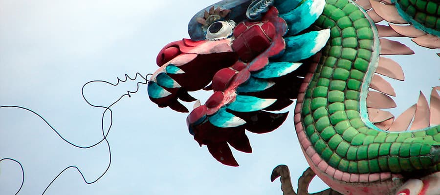 ペナンクルーズで見る、寺院の屋根に立つ龍の彫刻