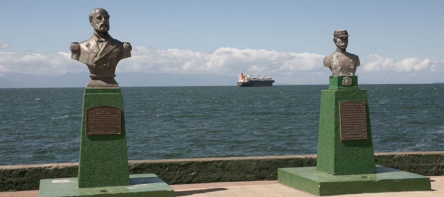 Statues d'Arturo Prat et Ignacio Pinto lors de votre croisière à Puerto Montt